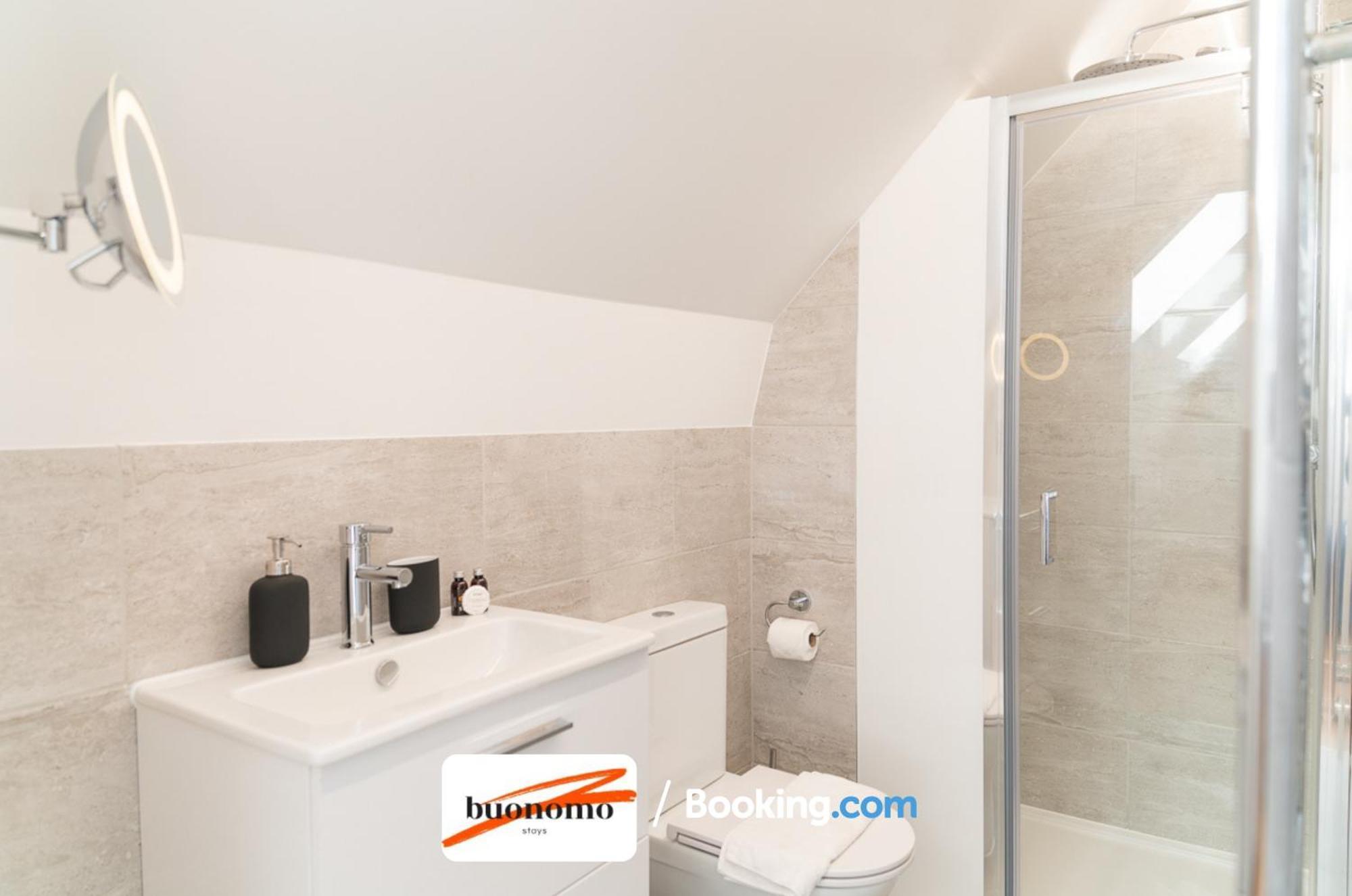 Two Bedroom Apartment At Buonomo Stays Short Lets & Serviced Accommodation Londres Exterior foto